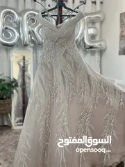  4 فستان سهرة فضي لامع ببطانة نهدي فاتح  مميز و ثقيل يناسب اخت عروس او اخت عريس  قماشته واقفة و جميلة