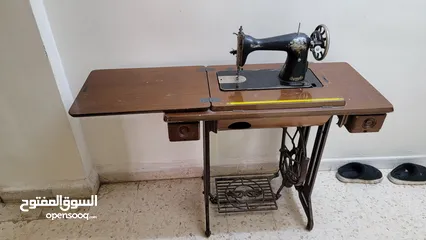  1 ماكينة خياطة بدون متور نوعها الفراشة  مع الطاولة