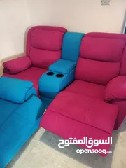  4 طقم ريكلاينر مودرن ثقيل بحاله جيده جدا شبه جديد غير مستخدم و يتم التحكم بجلسته