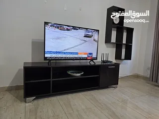  7 طاولة تلفزيون مع رفوف ديكور خشب ثقيل