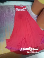  1 فستان سهرة لون احمر مرصع عند الصدر لم يلبس ابدا بس قديم سيتم غسلو بالدراي كلين عند الاستلام