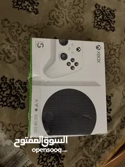  5 اكس بوكس سيريس إس مع إيدتين أصليات للبيع بسعر ممتاز والجهاز قابل للتفاوض بالسعر وحياكم الله جميعآ