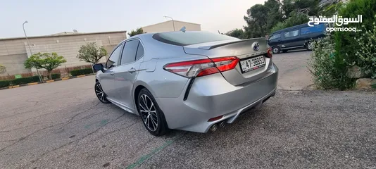  3 Toyota Camry SE 2018