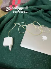  7 Macbook Air 2017مستعمل بحاله ممتازه ونظيف جدا عليه نظامين الماك و الويندوز
