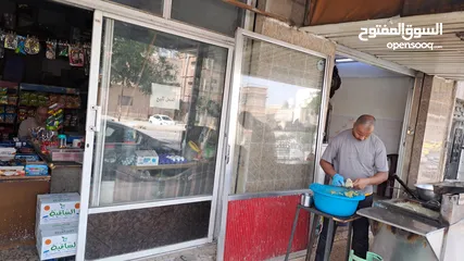  1 دكان برسم البيع مع البضاعة و الرفوف و باب المنيوم و قارمة بجانب مطعم و مخبز