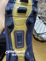  2 حذاء كره قدم للاعب الشهير رونالدينيو الحذاء شبه جديد ويوجد توصيل