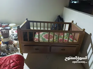 1 تخت اطفال بيبي . سجادة . عربايه