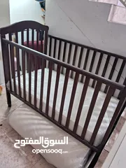  1 للبيع  سرير  اطفال مع مترس مستعمل قليل  baby bed with mattrres like new up to5 years you can baby us
