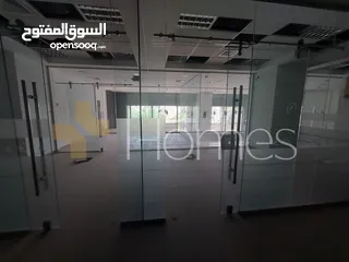  7 معرض للايجار ذات موقع حيوي في شارع عبدالله غوشه , مساحة الكلية 950 م