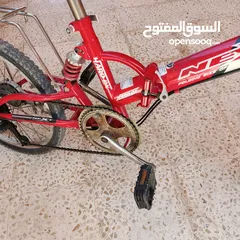  1 بسكليت ياباني جنط 20 بنفك وبتركب علي جك وعليه غيارات وهدية مرايا حقيقية راكبة
