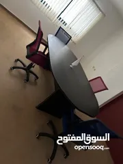  1 طاولة مكتب بيضاوية + كراسي عجل مميزه + مكاتب مختلفة (استعمال بسيط جدا - شبه جديد) بسبب السفر