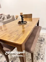  1 طاولة سفرة مع ثلاث كراسي