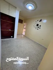  3 شقه للايجار مكونه من : غرفتين نوم صاله مطبخ كبير راكب حمام