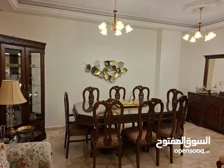  4 طقم كنب امريكي بحالة جيدة مع طاولة سفرة مع فضية و درسوار و مراة و كونسول