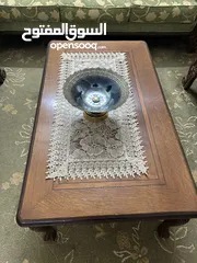  7 طقم كنب ضيوف مقاعد عدد 9 بحاله ممتازه مع طقم طاولات