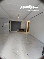  8 الكرسي 210م مع حديقة 120م وكراج خاص بسعر مغري