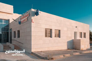  5 عيادة مجهزة بالكامل للطب العام للضمان، موقع مميز و عيادة تستقبل مرضى بشكل يومي و فيها جميع مستلزمات
