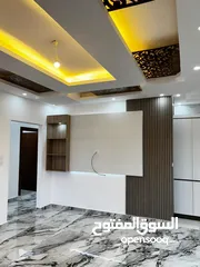  11 شقة استثمارية  للبيع بسعر مغري مع مطبخ وديكورات خشبية مميزة