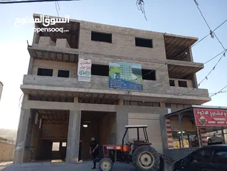  1 بناء قائم مع ارض مساحتها 3280 متر مربع  موقع تجاري