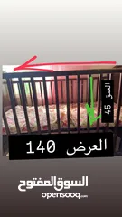  7 سرير خشب أطفال لون بني خشب من النوع الأصلي بحالة ممتازة من عمر صفر ل4 سنوات وآمن للطفل والأم