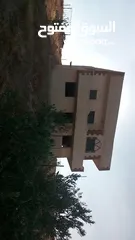  8 بيت مع مزرعه بمنطقه مميز للبيع