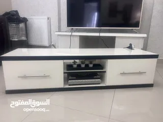  2 طاوله تلفزيون مع بوكسات ديكور بحاله ممتازه للبيع