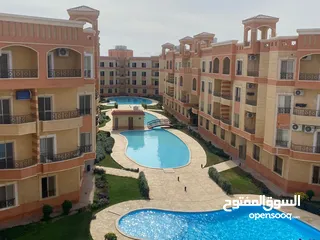  27 شقة جاهزة للسكن 3 غرف بمنتجع 3 حمامات سباحة وأمن شمالا في طريق الجونة