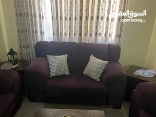  4 طقم كنب صالون مستعمل بحال الجديد لون بنفسجي  مقاعد 7 مع وجود طاولة وسط و طربزات خشب