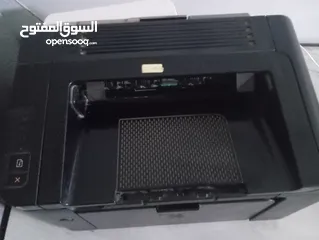  1 طابعة hp لون أسود ، بحالة ممتازة