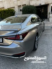  1 LEXUS. ES300 Mod 2019