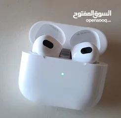  3 سماعة ايفون مستعملة أقل من شهر