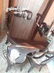  1 طاولة سفرة مع 8 كراسي بحالة جيدة