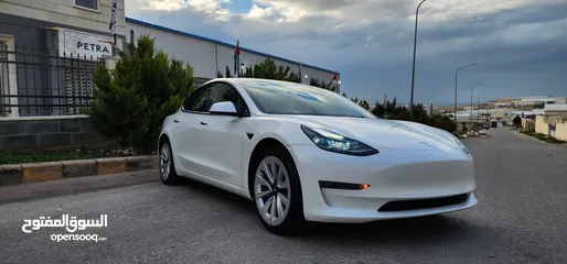  2 Tesla Model 3 -
