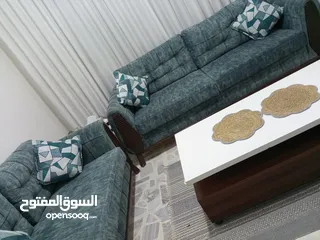 1 طقم كنب مستعمل بحالة الممتاز و الجديد  للبيع  بحاجه دهان شخوط فقط بسبب النقل