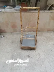  12 ستاندات ببغاء أحجام وأشكال مختلفة من الخشب ومن المعدن متحركه بعجلات وبدون مع صينية واكواخ كلاب