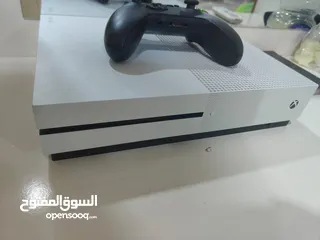  3 Xbox 1s للبيع مع كافه ملحقاته  الجوستك مالت سريس s