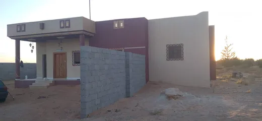  2 منزل للبيع في سيدي السائح مساحته  200متر  ومساحة الارض 7202متر    بني حديث  سنه 2013 مبني علي صح ميه