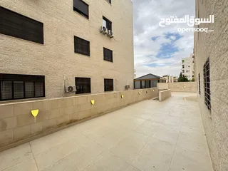  17 شقة شبه ارضي مساحة داخلية 195م بالاضافة الى تراس مساحة 150م مع مدخل مستقل مكشوفة بالكامل