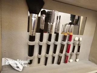  7 سيت ميك اب مع حقيبة معدنية