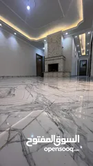  6 شقه طابقيه اربع غرف نوم الزرقاءالجديده شارع الونك  خلف فندق الجوابره مع مطبخ للبيع