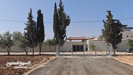  18 مشروع ريف كومباوند في ام العمد قرب طريق المطار جسر مادبا، قطع اراضي داخل التنظيم سكن ريفي منطقة فلل