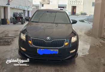  5 سكودا صالون لون أسود مرتبة نظيفة جدا