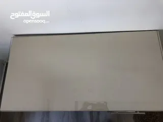  2 مكتب بحالة جيدة وعليه لوح زجاج