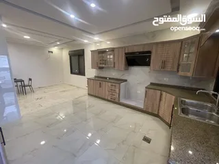  10 طالبات طلاب شقة فاخرة فارغة للايجار طابق ثاني مصعد مساحة  190م واسعة الراهبات كل طابق شقتين