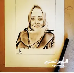  4 رسامة بورتريه