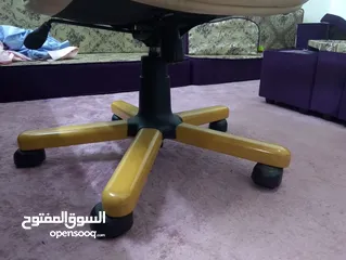  10 طاولة مكتب وكرسي مكتب مع عجلات  بحالة جيدة السعر 50 دينار  عمان الهاشمي الشمالي