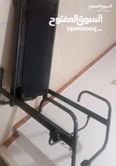  1 كرسي اطفال وجهاز رياضه