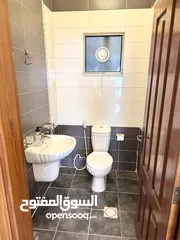  5 شقه ضاحية الرشيد،ط 3 مساحة 170 م داخلي مطله محاطه بكل الخدمات، 12 سنه، من المالك مباشره، و افضل سعر.