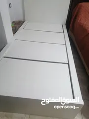  4 تخت من ايكيا لون ابيض  للبيع بسعر مغري