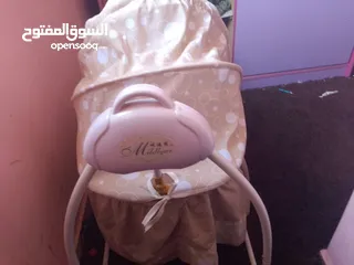  1 مرجيحة chicco شغالة بحاجة لغطاء البكريه نطنيطة شغاله بحالة ممتازة نوعة فيشر برايز اوروبي سرير هزاز